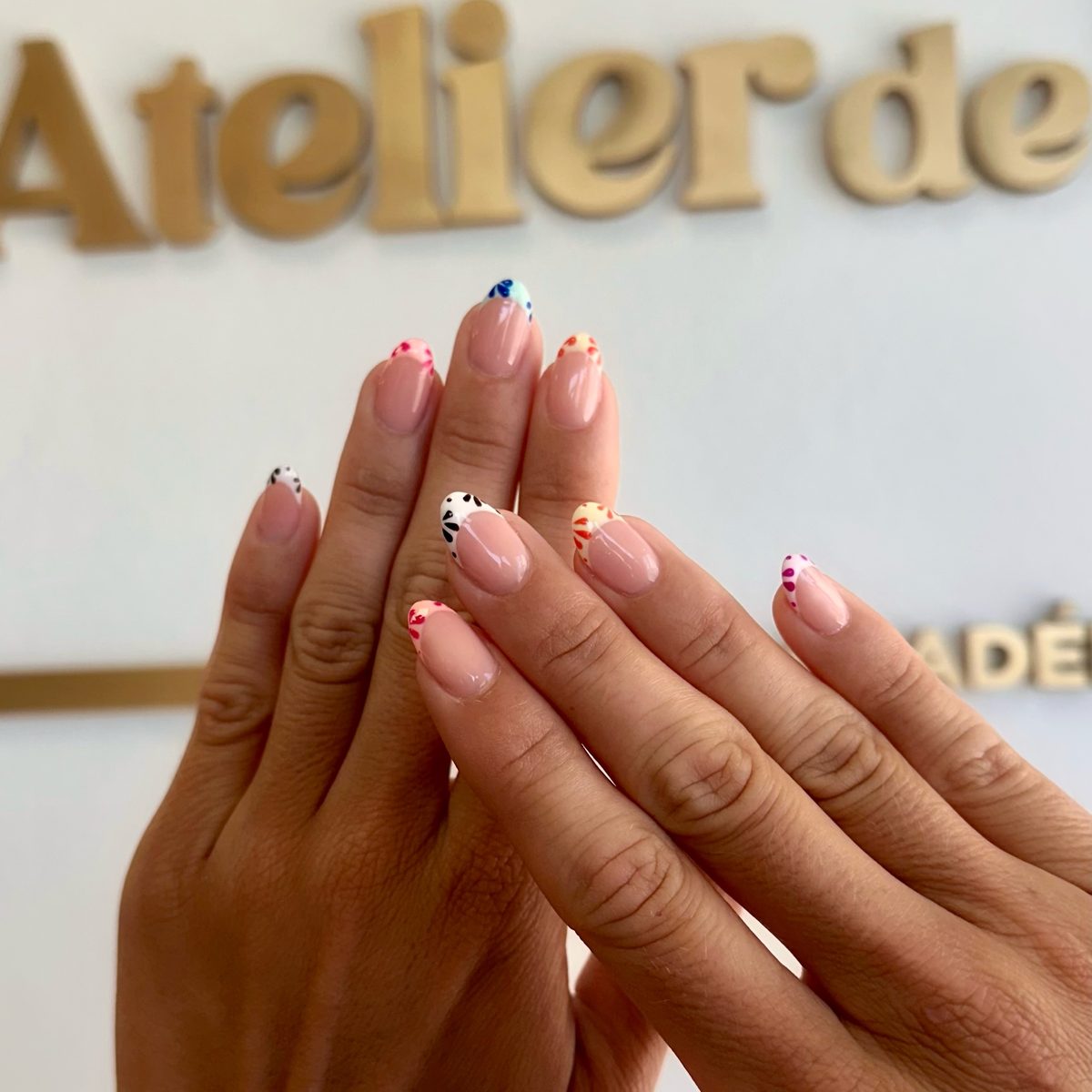 Manicura con esmaltado semipermanente hecha en el atelier, de acabado brillante y uniforme.