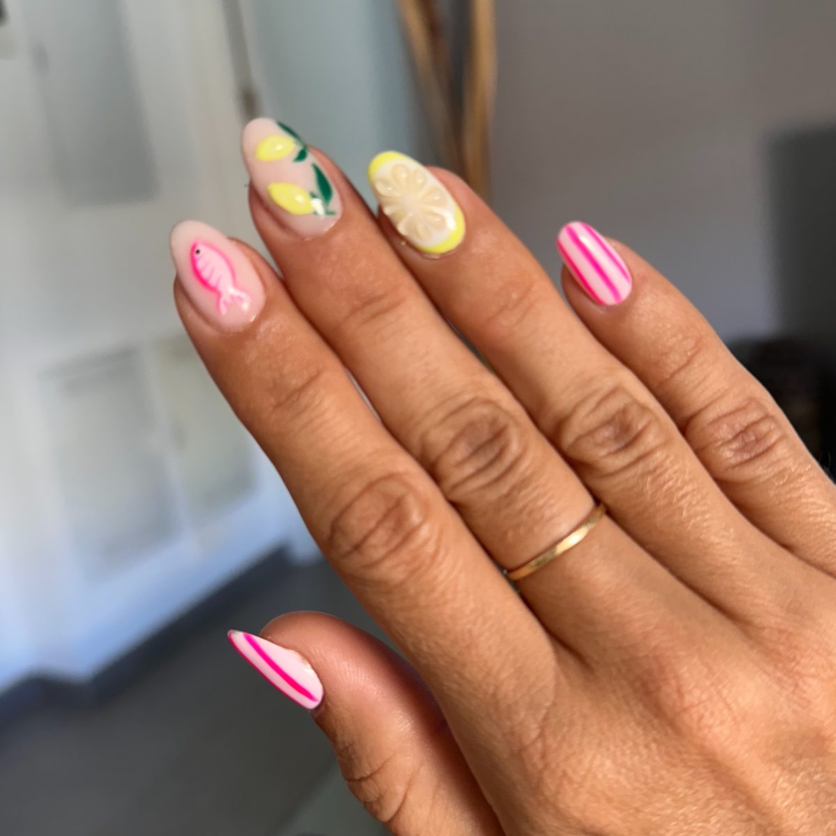 Esmaltado duradero en uñas de los pies, trabajo del atelier.